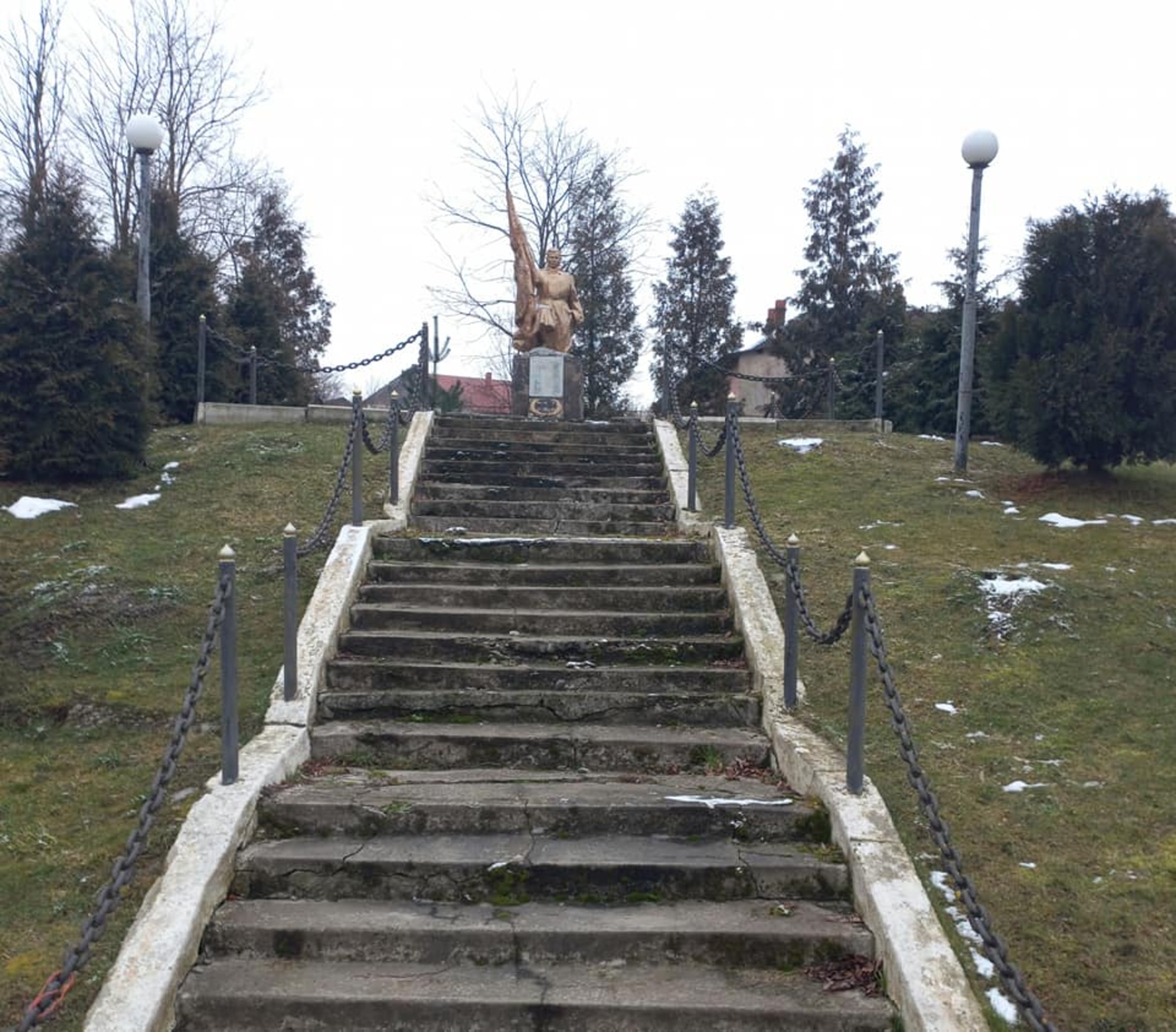 У центрі Меденич і досі стоїть радянський солдат