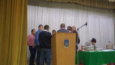 У Винниках присутній на сесії підприємець обсипав депутатів борошном (ФОТО)