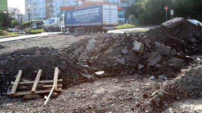 Острівець безпеки на перехресті Чорновола–Варшавська стоїть розритим вже два місяці (ФОТО)