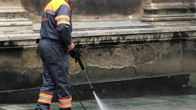Як комунальники миють Львів (ФОТО)