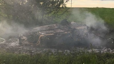 На Львівщині автомобіль перекинувся на дах і загорівся (ФОТО)