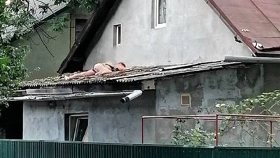 У Львові жінка засмагала на даху (ФОТО)
