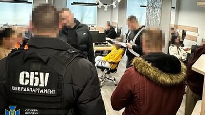 СБУ та Нацполіція ліквідували понад 100 шахрайських call-центрів, які викрадали персональні дані та гроші українців
