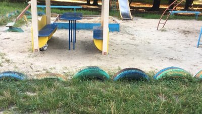 У соцмережах показали, як троє чоловіків крадуть тачками пісок з дитячого майданчика у Львові (ФОТО)