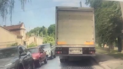 У Львові вантажівка пошкодила стовпи (ВІДЕО)
