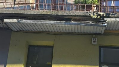У центрі Львова виникла небезпека для пішоходів
