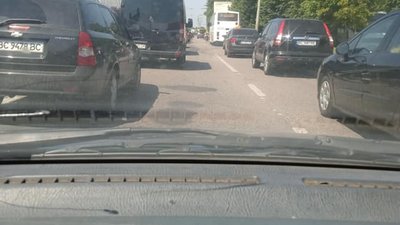 У Львові водій Тойота Ленд Крузер із київською реєстрацією грубо порушив правила дорожнього руху (ВІДЕО)