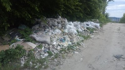 Сміттєвий колапс у Львові: на Топольній гори будівельного сміття (ФОТО)