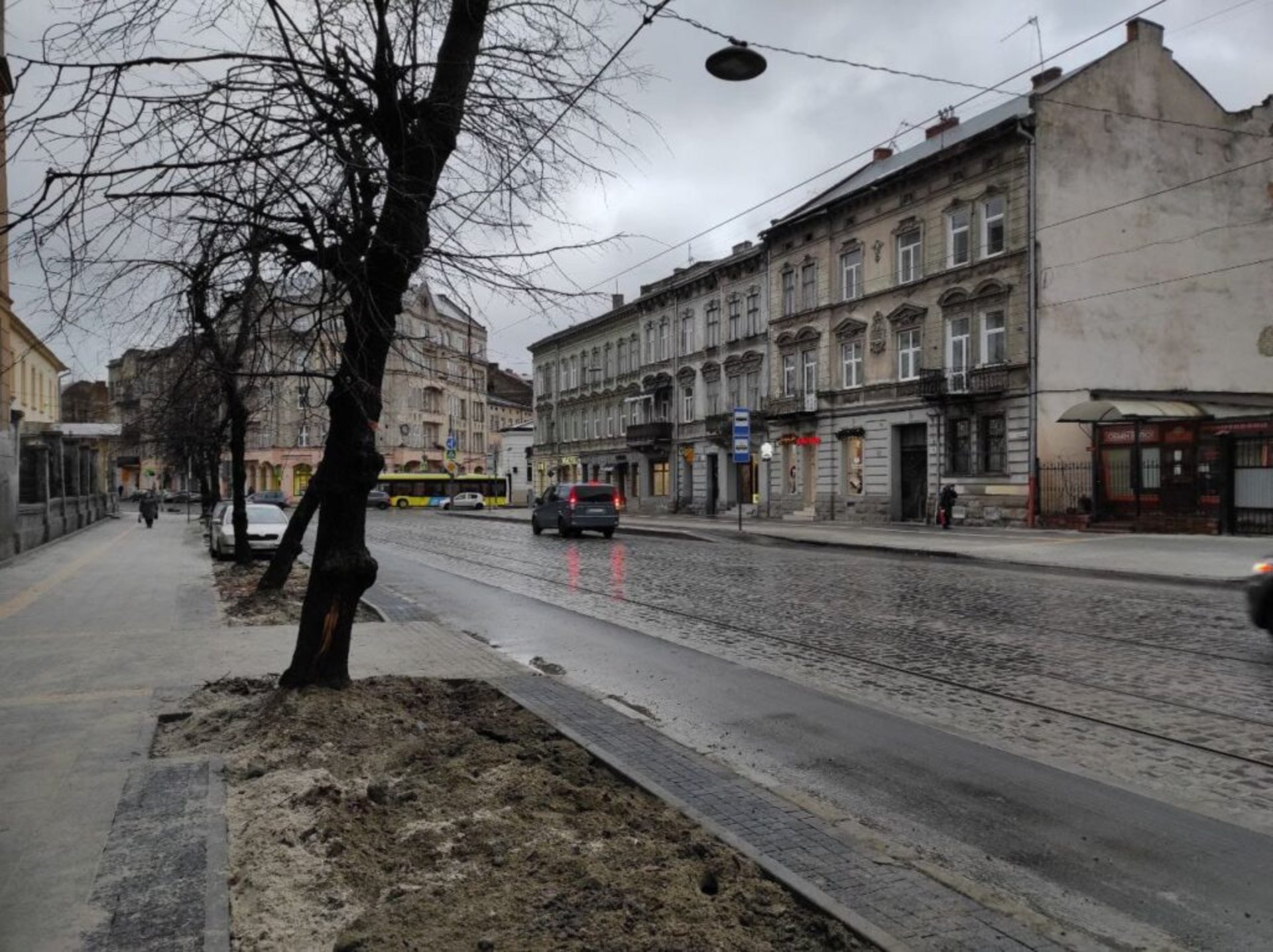 У Львові на площі Кропивницького працює поліція, фото Зручне місто