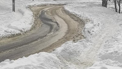 У Львові вулиця Щурата досі потопає у снігових заметах (ФОТО)