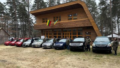 Литва передала автомобілі національним паркам України (ФОТО)