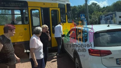 У Львові автомобіль не розминувся із трамваєм