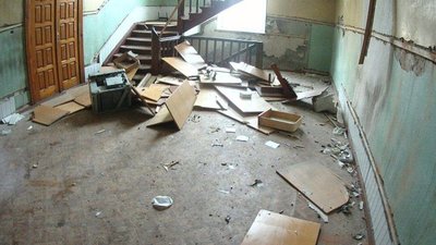 У Дрогобичі група підлітків потрощила майно Коледжу статистики (ФОТО)