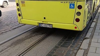 У Львові водій маршрутки допоміг пʼяному чоловіку