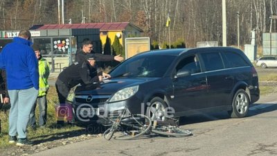 На Львівщині автомобіль збив велосипедиста