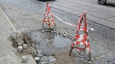 У Львові комунальники тиждень не змогли залатати яму