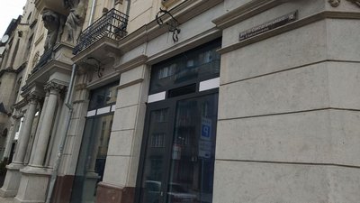 У львівському історичному будинку встановили пластикові вікна та пошкодили фасад (ФОТО, ВІДЕО)