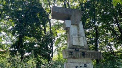 На Львівщині посварились через знесення радянського пам’ятника (ВІДЕО)