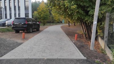 У Львові водії знищують доріжку для пішоходів