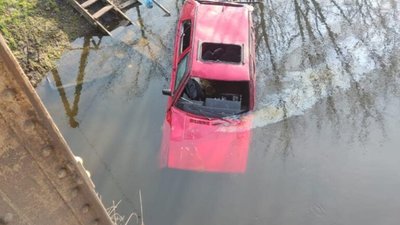 На Львівщині автомобіль злетів у річку (ФОТО)