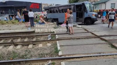 На Рівненщині поїзд зіткнувся з маршруткою