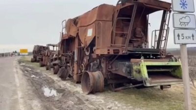 Українські аграрії привезли розстріляну сільськогосподарську техніку на кордон з Польщею