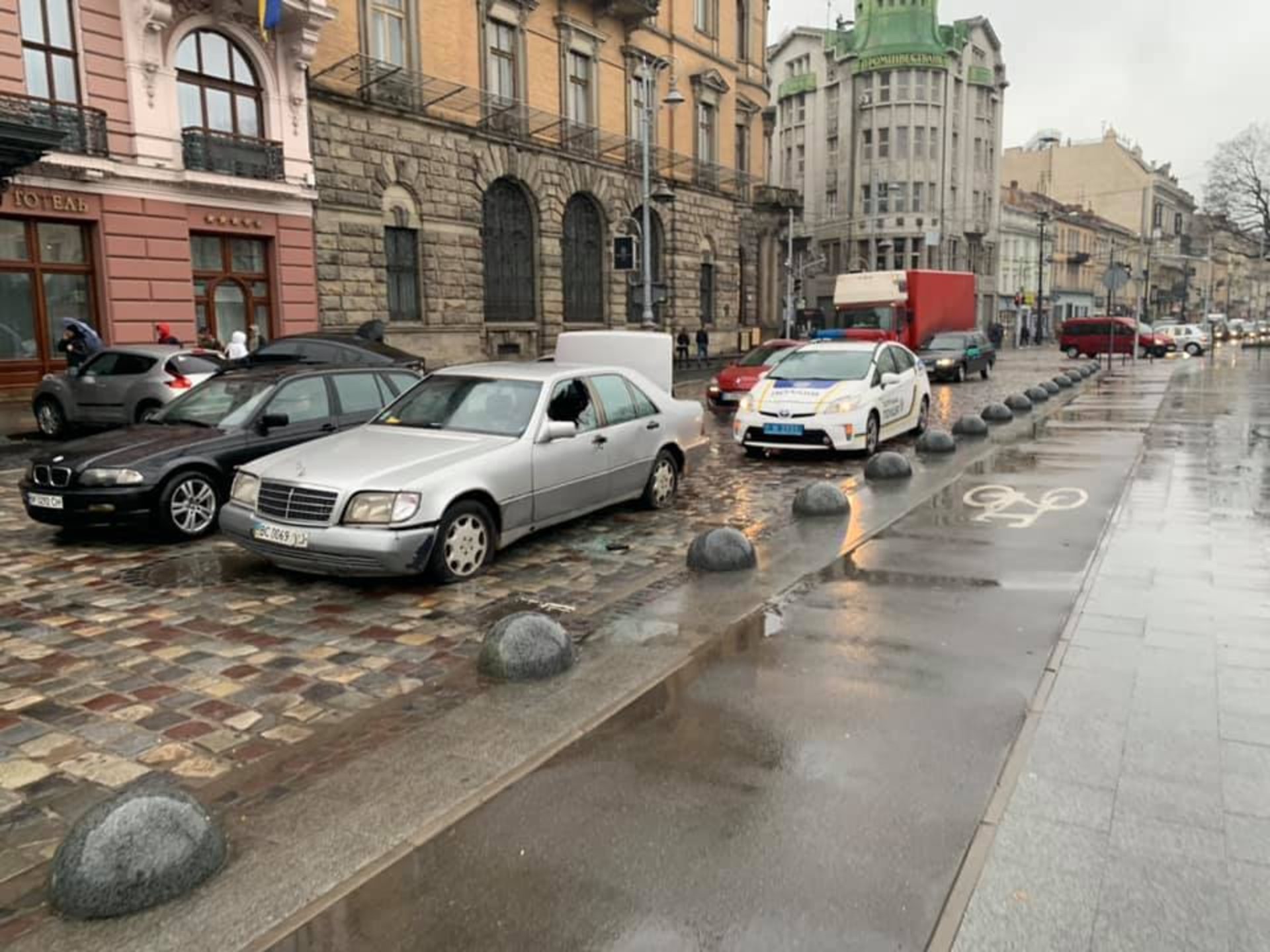 У центрі Львова затримали неадекватного водія. Фото Варта-1