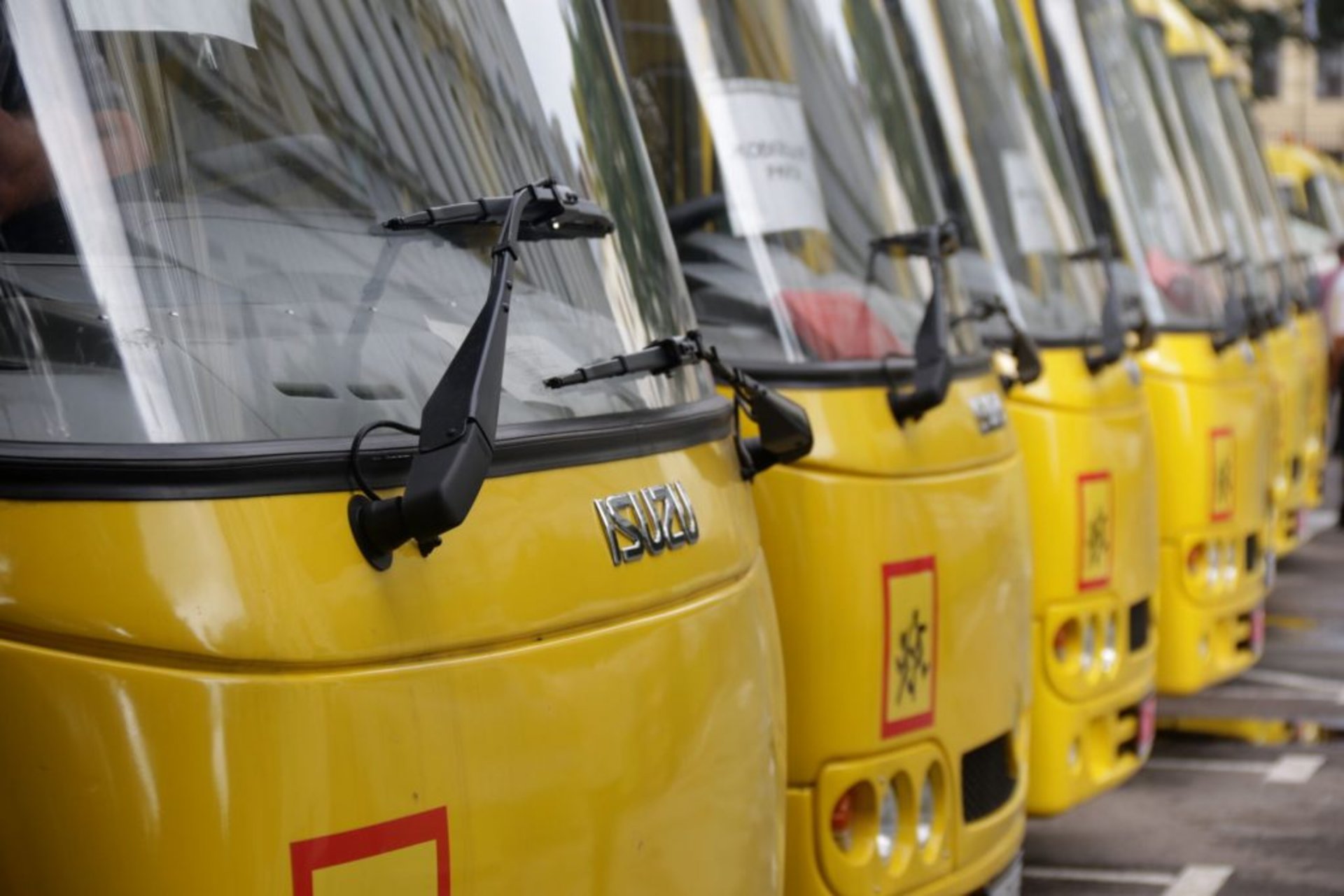 Школи Львівщини отримали 36 нових автобусів