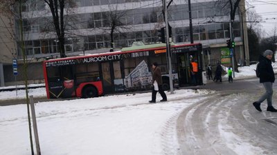 Як у центрі Львова зупинився рух тролейбусів (ФОТО)