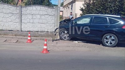 На Львівщині автомобіль влетів у огорожу