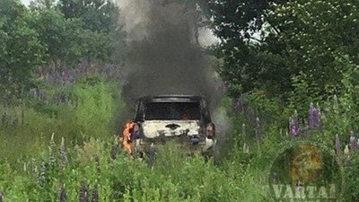У Львівській області посеред поля горить автомобіль (ФОТО)