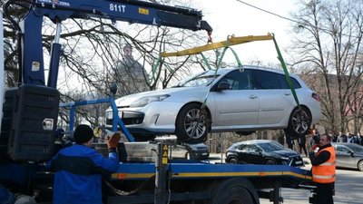 Садовий збільшив тарифи на послуги з евакуації транспорту на штрафмайданчики