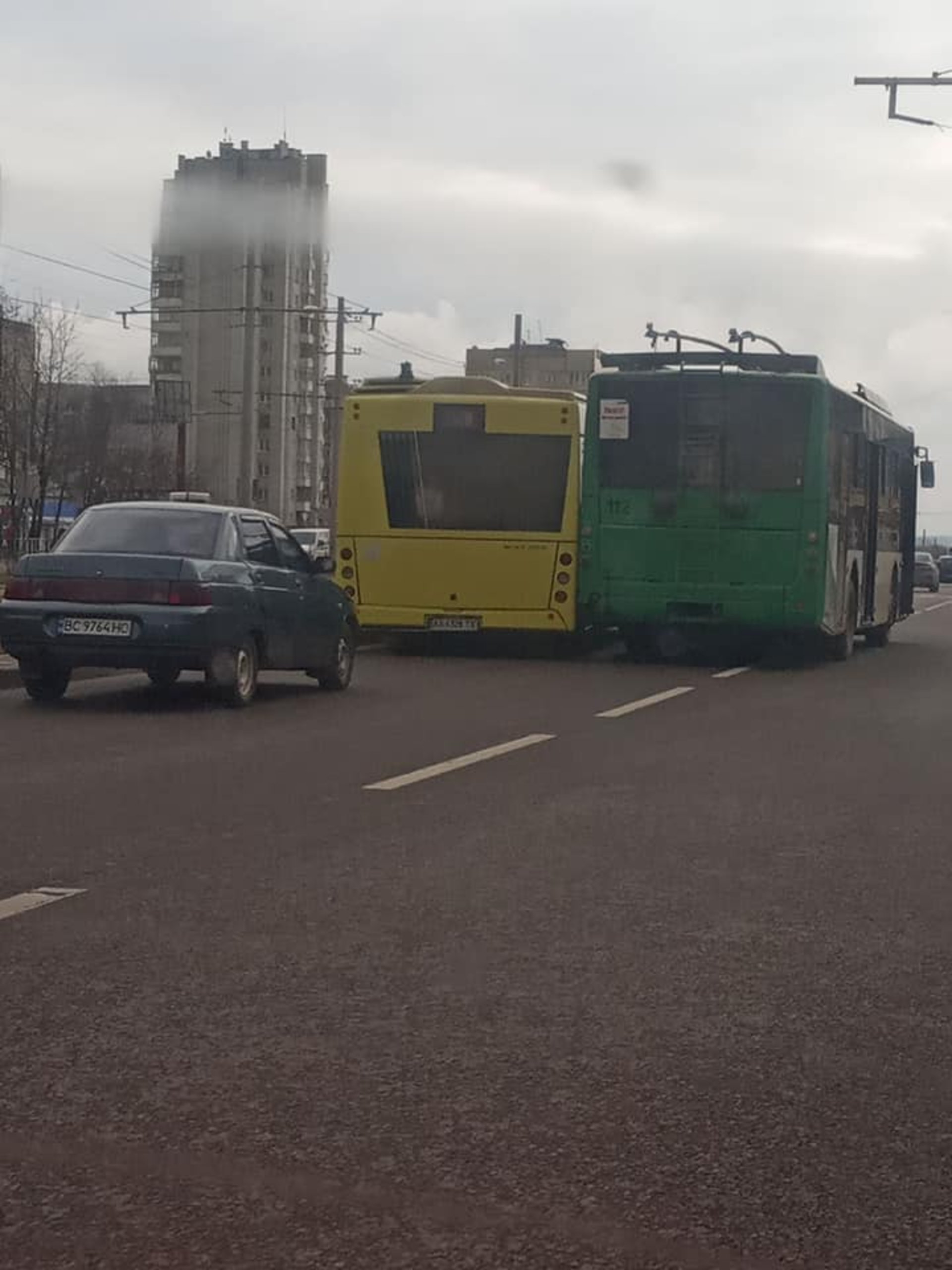 У Львові не розминувся автобус і тролейбус, фото Варта-1
