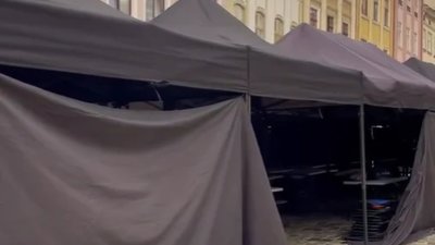 У центрі Львова встановили дивні палатки