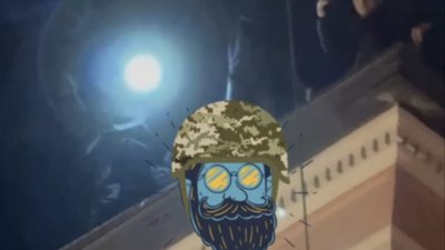 У центрі Львова хлопці вилізли на дах будинку (ВІДЕО)