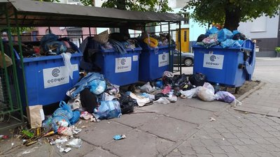 Вулиці Львова знову потопають у смітті (ФОТО)