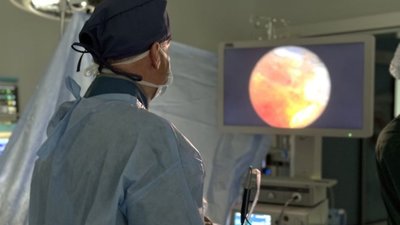 Львівські нейрохірурги лише через два проколи прооперували чоловіка з міжхребцевою грижею