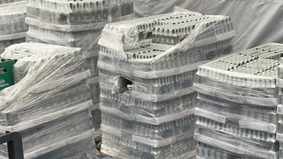 На продовольчій гуртовні у Львові виявили тисячі пляшок сурогатної горілки (ФОТО)