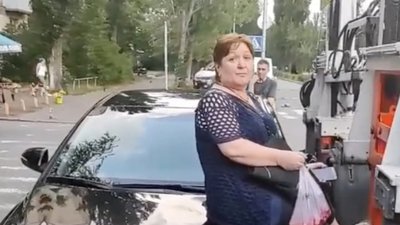 У Києві жінка сіла на капот автомобіля, щоб її не забрав евакуатор (ВІДЕО)