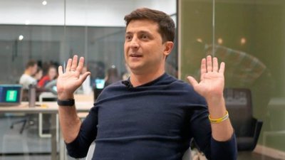 У Трускавці перед приїздом Зеленського змусили роззуватися "слуг народу"
