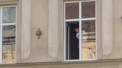 У центрі Львова хлопець плював на перехожих (ВІДЕО)