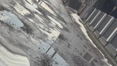 Мешканців елітного селища біля Львова залишили сам на сам із ямами