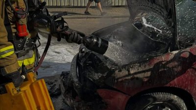 У Львові на Варшавській горів автомобіль