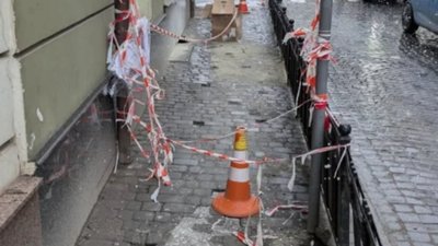 У Львові на тротуарі встановили перешкоду (ФОТО)