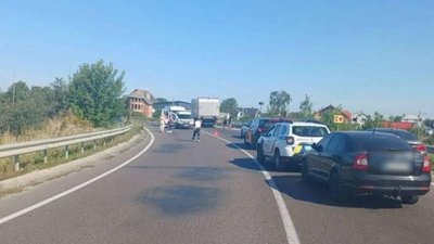 Біля Львова через ДТП перекрили міст