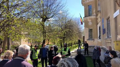 У Новому Роздолі зібрались невдоволені карантином підприємці (ФОТО)
