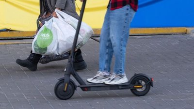 У Києві хлопець на електросамокаті збив чоловіка, який помер у лікарні