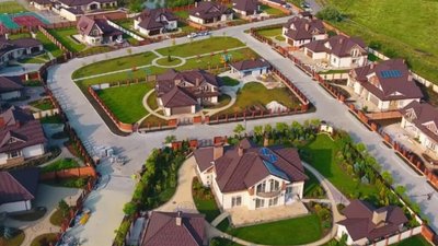 Олег Синютка заселився в елітному котеджному містечку