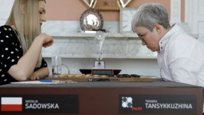 У Варшаві під час змагань із шашок у росіянки прибрали прапор РФ (ВІДЕО)