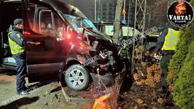 У Львові мікроавтобус влетів у дерев’яний хрест (ФОТО, ВІДЕО)